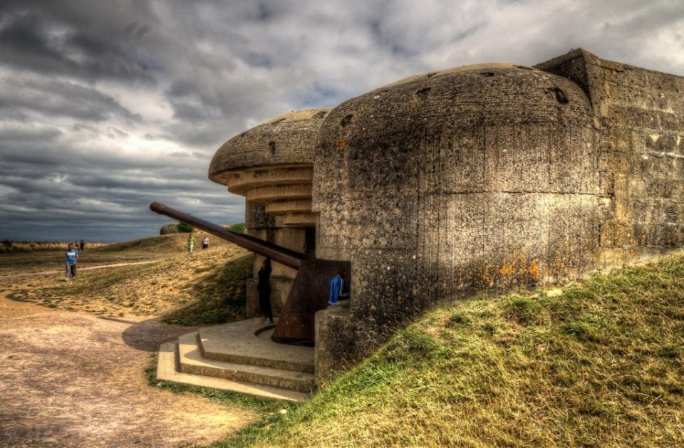 Customized-Private-D-Day-Normandy-Landing-Tour-from-Paris-1024×671 a stone bench