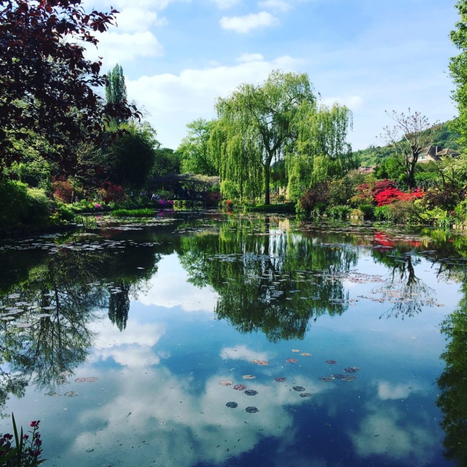 Private-Guided-Visit-Giverny-Claude-Monet_s-House-and-Gardens-1024×1024 a large body of water surrounded by trees