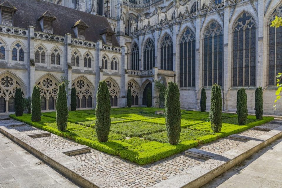 Rouen-Second-1024×683 an old stone building