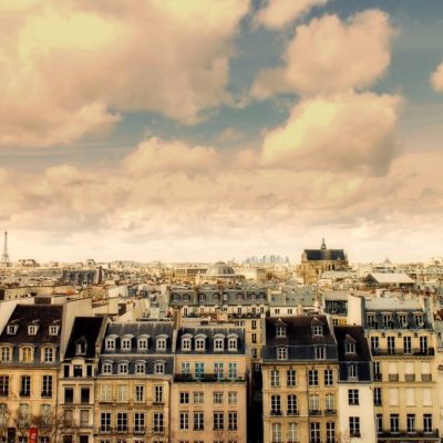 a large building in a city