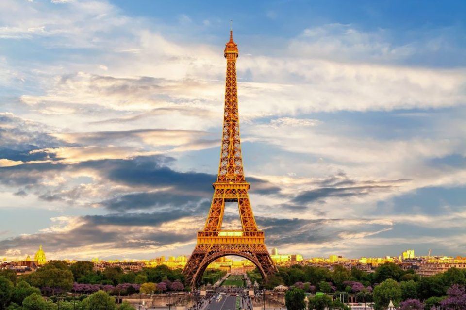 eiffel-tower-3349075_1920-1024×682 a large clock tower on a cloudy day with Eiffel Tower in the background