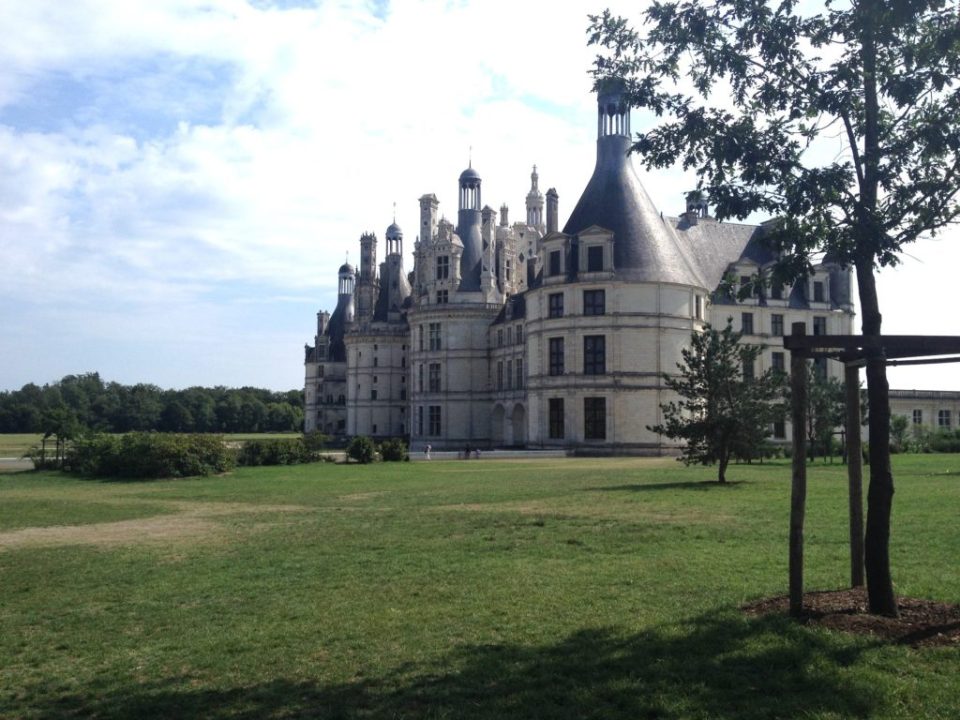 pays-de-la-loire-1024×768 a castle on top of a grass covered field